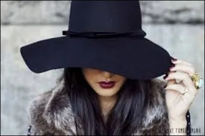 Même si on lui fait ''porter le chapeau'' , elle en est ravie !