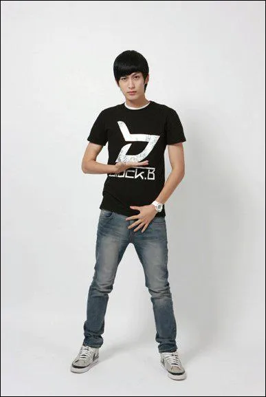 Qui est chanteur et Ulzzang (mannequin) ?