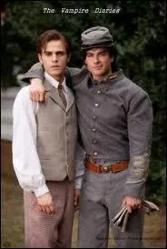 Comment s'appelle le pre de Stefan & Damon ?