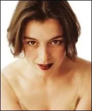 Ne en 1968, cette actrice anglaise a notamment interprt le rle de la femme de Bruce Willis dans 'Sixime Sens' :