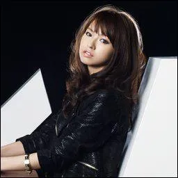 Qui est la guitariste du groupe et la leader ?