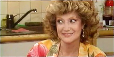 Dans quelle sitcom Rosy Varte joue-t-elle le rôle principal ?