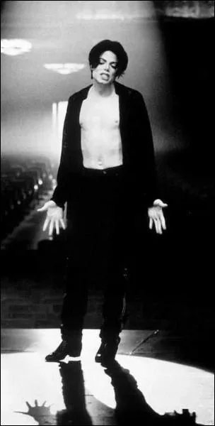 Dans quel clip porte-t-il ce costume ?