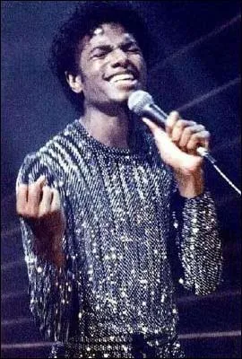 Dans quel clip porte-t-il ce costume ?