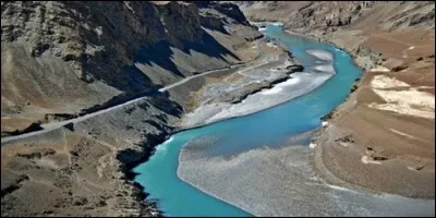 Quel est le fleuve de 3 180 km, qui naît au Tibet et s'écoule au Pakistan, puis en Inde, où il représente l'un des sept fleuves sacrés, et forme un vaste delta avant de se jeter dans la mer d'Oman ?