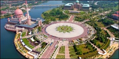 Quel pays asiatique a fondé Putrajaya pour en faire sa nouvelle capitale administrative ?