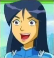 Qui est cette fille qui travaille parfois avec les Spies ?