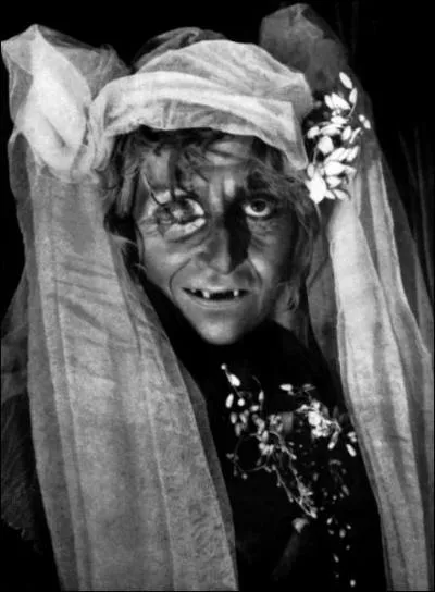 (Histoire) Quel crivain est l'auteur des 'Mystres de Paris' dont est tir ce film ?