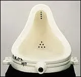 Marcel Duchamp est un :