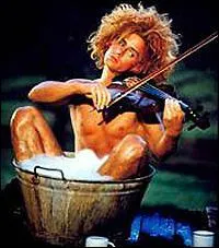 N en 1953, il a ralis et incarn 'Einstein Junior' dans cette comdie de 1988 :