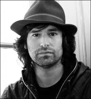 N en 1974, ce chanteur amricain a notamment sorti un album avec Scarlett Johansson en 2009 :