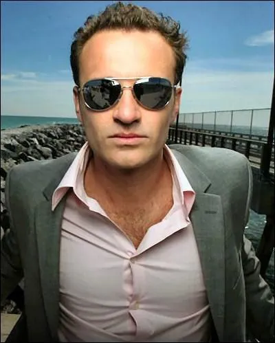 N en 1968, il tient le rle principal de la srie 'Nip/Tuck' :