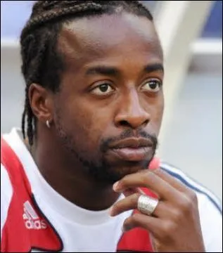 N en 1979, ce footballeur franais a longtemps jou pour l'Olympique Lyonnais :