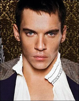 N en 1977, cet acteur irlandais a notamment tenu le premier rle dans 'Match Point' :