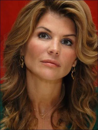 Ne en 1964, elle s'est fait connatre en tant la compagne de John Stamos dans 'La fte  la maison' :