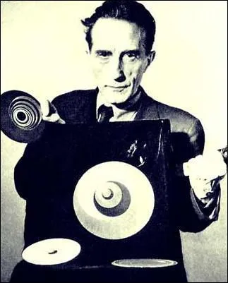 N en 1887, ce peintre plasticien s'est notamment rendu clbre grce  la 'Fontaine', ready-made en forme d'urinoir :