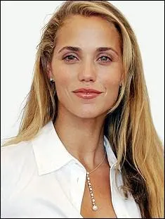 Ne en 1972, elle a dbut sa carrire dans 'Sauvs par le gong' avant de se faire remarquer dans le film 'Showgirls' :