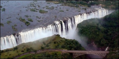 Comment se nomment les impressionnantes chutes, sur le fleuve Zambèze, se situant à la frontière entre la Zambie et le Zimbabwe ?