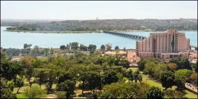 Quelle ville du Mali, entourée de collines, se situe sur les rives du fleuve Niger et dont le nom figure dans le titre d'un album du duo malien "Amadou et Mariam" ?