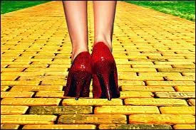 Apr&egrave;s Mireille Mathieu, je vais terminer ce quiz avec une vraie star... Elle chantait en 73 ''Good bye yellow brick ROAD'' .