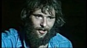 Ce chanteur &eacute;tait bien plus incisif au d&eacute;but des ann&eacute;es 70... Il a gagn&eacute; en douceur ce qu&acute;il a perdu en agressivit&eacute; ! En 1995, il ne souhaitait plus que ''Passer ma ROUTE'' !