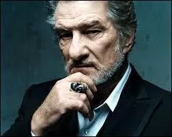 ''Je viens vers toi mais pas dans une Rolls blanche / Dans un costume un peu &eacute;lim&eacute; aux manches / J'ai le droit de me taire et d'fumer / En gardant mes menottes aux poignets / Sur la ROUTE de ----------''