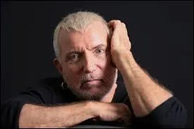 ''Nous &eacute;tions jeunes et larges d'&eacute;paules / Bandits joyeux, insolents et dr&ocirc;les / On attendait que la mort nous fr&ocirc;le / On the ROAD again again'' ... Celui qui chante ces paroles est...