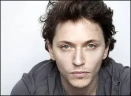 ''Des fois j'aimerais &ecirc;tre un oiseau pour pouvoir cracher de plus haut'' ... Ces paroles sont extraites de ''Sur la ROUTE'' chant&eacute;e par Raphael et un gadjo... Lequel ?