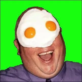 Comment ont t cuit les oeufs qui se trouvent sur le visage de cet homme ?