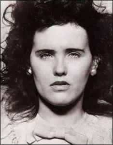 Ne en 1924, cette jeune actrice fut sauvagement assassine en 1947, ce qui lui valut le surnom de 'Dahlia Noir' :