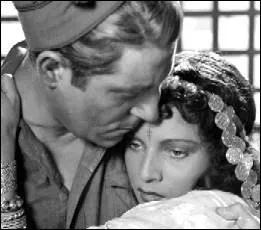 (Orange Cingants) Qui tient l'affiche du film 'La Bandera' ?