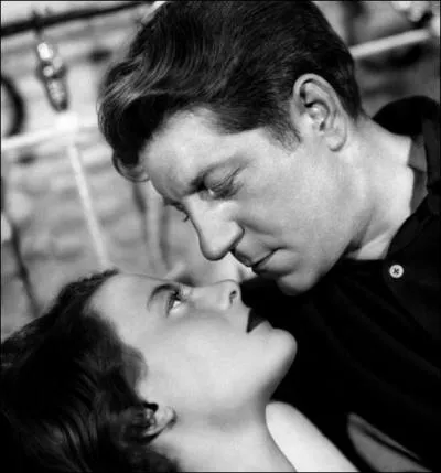 (Cin+ Classic) Dans quelle ville se trouve le 'Quai des brumes' ?