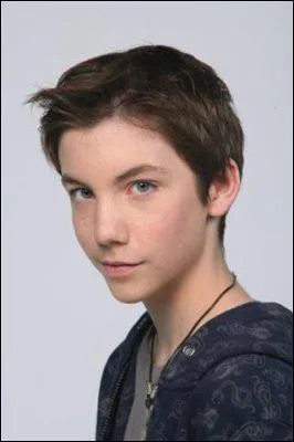 Qui est la jeune garon qui a perdu ses parents dans un accident d'automobile ?