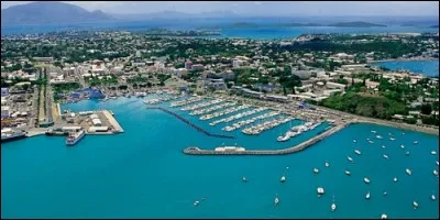 Quelle grande ville d'une île du Pacifique a un port qui s'ouvre sur l'Océan au sud de l'île, et nommée jadis "Port-de-France" ?