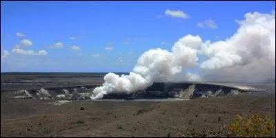Quel archipel des Etats-Unis dans le Pacifique possède plus de 100 volcans ?