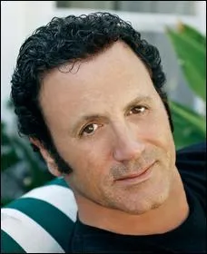 N en 1950, cet acteur est le petit frre d'un autre comdien trs clbre,  qui il ressemble d'ailleurs normment :