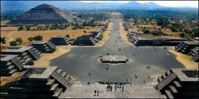 Quelle ville d'Amérique s'est bâtie à 2 240 m d'altitude, sur les ruines de Tenochtitlan ?