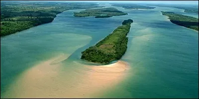 Comment s'appelle le fleuve d'Amérique du sud, qui coule principalement au Brésil et qui sert de frontière avec le Paraguay ?