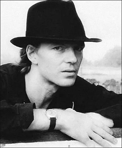 N en 1949, cet crivain est l'auteur de 'Basketball Diaries', livre autobiographique, qui fut adapt au cinma. C'est DiCaprio qui incarne son rle :