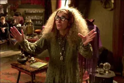 Dans quelle salle se droule le cours de divination aprs que le professeur Trelawney ait t renvoye, laissant sa place au centaure Firenze ?