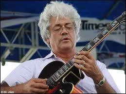 Guitariste amricain n le 2 avril 1943, il touche  tous les styles jazz, rock, classique c'est un des pionniers du jazz-rock fusion, c'est ... ...