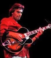 Cet anglais n en 1942 a enregistr comme musicien de studio avec les rolling Stone et David Bowie, c'est ... ...