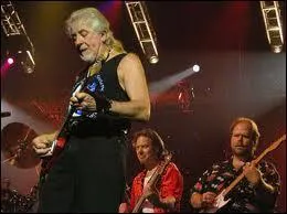 Cet anglais n 1933, leader des Bluesbreakers, il a enregistr 58 albums, c'est ... ...