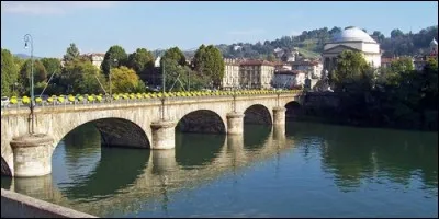 Quelle grande ville italienne industrielle est traversée par le Pô ?