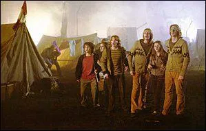 Lorsque tout le monde arrive  la Coupe de Monde de quidditch, comment s'appelle l'homme portant un kilt cossais et qui ramasse les Portoloins ?