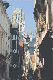 Quelle ville franaise est surnomme 'La ville aux 100 clochers' ?