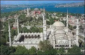 Il y a des gratte-ciel  Istanbul.