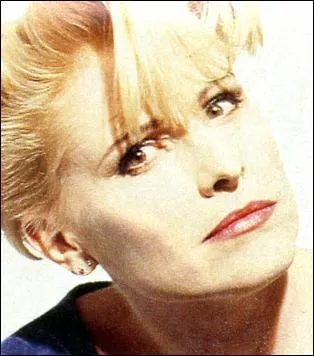 Ne en 1955, elle est connue pour avoir chant 'Mise au point' :