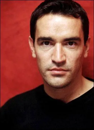 N en 1970, il porte le mme nom qu'une grande star du cinma muet, mais n'a pourtant aucun lien de parent avec lui :