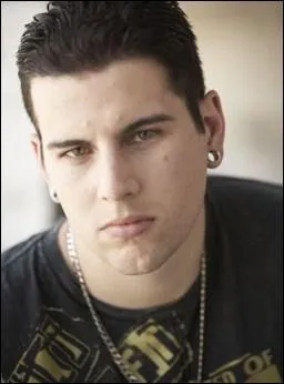 N en 1981, il est le chanteur-leader, compositeur, pianiste, membre fondateur du groupe de mtal amricain Avenged Sevenfold :